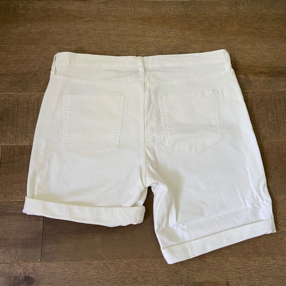 GAP WHITE JEAN BERMUDA SHORTS SIZE 32 - Picture 2 of 6
